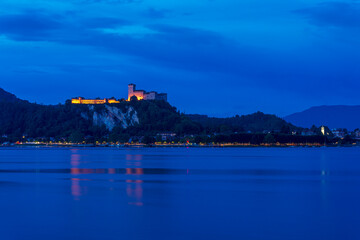 Fototapeta premium Rocca di Angera e lago Maggiore. Panorama notturno. Lombardia. Italia