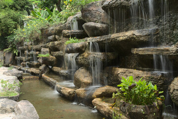 Fototapeta na wymiar Wasserfall im Botanischen Garten