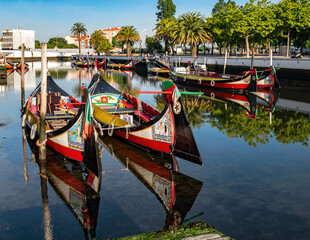 Fototapeta na wymiar Cidade de Aveiro. Barcos moliceiros na ria de Aveiro.