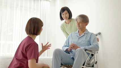 Obraz premium 医師の説明を受ける患者と家族