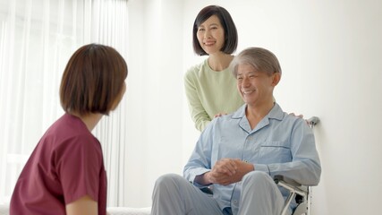 Fototapeta premium 医師の説明を受ける患者と家族