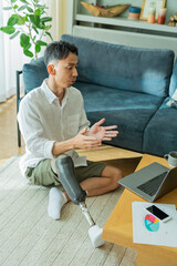 オンライン会議中の義足の男性