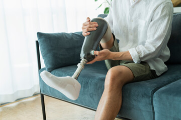 義足を着ける男性