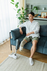 Fototapeta premium ソファでくつろぐ義足の男性