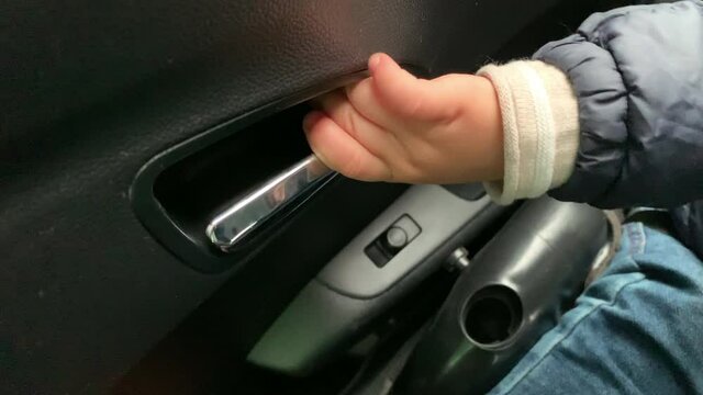 Child unable to open car handle because of lock safety prevention