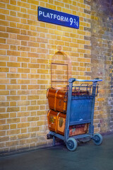 Obraz premium London, UK - May 12 2018: Platform 9 3/4 that taken fron Harry Potter movie in King's Cross station