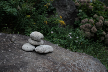 Fototapeta na wymiar 岩の上に積み重ねられた白い石