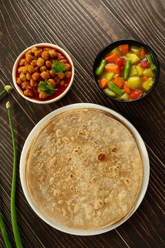 Indian cuisine- wheat chapati, chapthi  served with vegetable curry.
