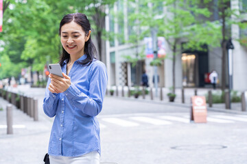 携帯を持つミドル女性