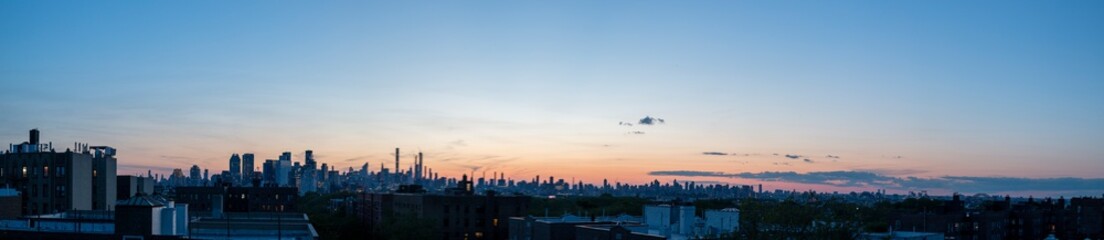 Fototapeta premium New York City Skyline Silhouette At Dusk