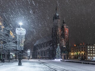 Kościół Mariacki w czasie opadów śniegu w grudniu od strony ul. Św. Jana - obrazy, fototapety, plakaty