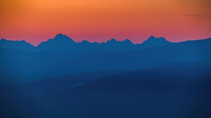 Fototapeta na wymiar Widok gór Tatr o wschodzie słońca ze znacznej odległości 