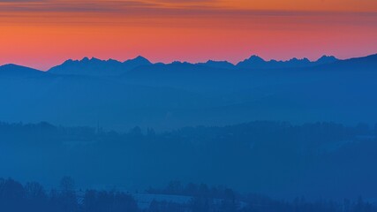 Widok gór Tatr o wschodzie słońca ze znacznej odległości 