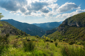 Vue sur les collines environnantes depuis les hauteurs du village de Saint-May dans la Drôme...