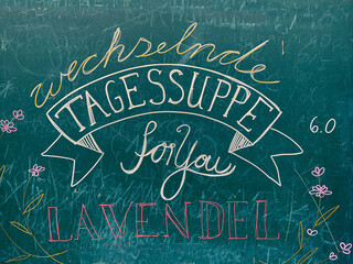 Eine grüne Kreidetafel mit dem Tagesmenü, wechselnde Tagessuppe, for you. Gastronomie hat wieder auf.