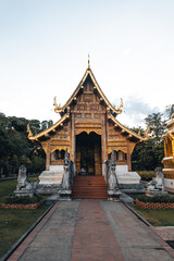 Fototapeta premium Golden Thai temples and pagodas