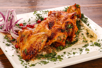 Roasted chicken wings served onion