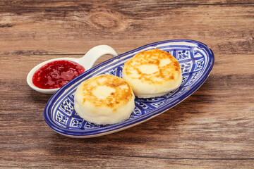 Cottage cheese pancakes with strawberry jam