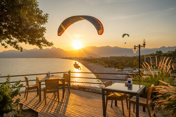 Obraz premium Paraglider flying over the Konyaalti beach in Antalya, Turkey