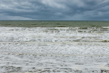 plage du nord de la France par mauvais temps