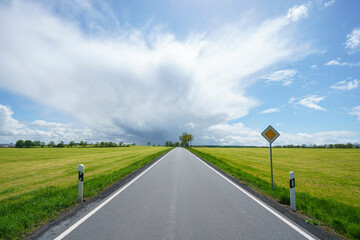 Cumulonimbus über flacher Landschaft