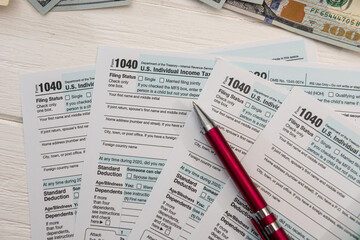Obraz premium close up of empty us tax form 1040 and ballpoint pen