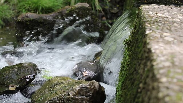 Kleiner Bach mit Waserfall