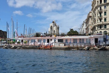 Fototapeta na wymiar Napoli - Fontana dell'Immacolatella dalla barca