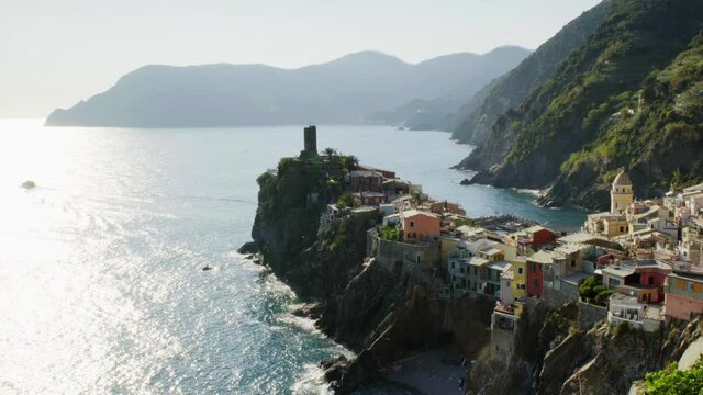 Houses on cliff of the Vernazza village, popular destination for tourism in Cinque Terre National Park, a UNESCO World Heritage Site, Vernazza, Liguria, Italy