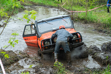 Off-road driving, drivers overcome natural obstacles and compete with each other in driving skills.