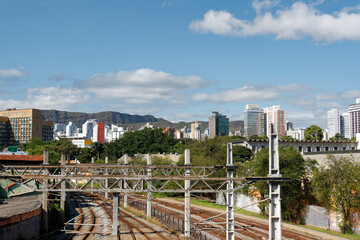 Tory kolejki miejskiej w Belo Horizonter widziane z wiaduktu. Panorama miasta.