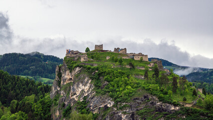 Fototapeta na wymiar Ruine der Höhenburg Griffen in Kärnten, Österreich