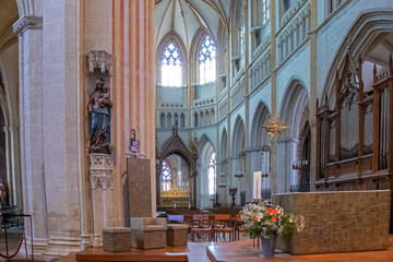 Fototapeta na wymiar Quimper. Intérieur de la cathédrale Saint-Corentin. Finistère. Bretagne 