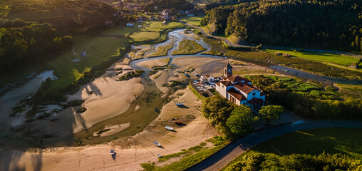 Amanecer en la Iglesia y cementerio de Niembro. Asturias.
