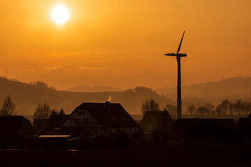 Windenergie im Dorf im Abendlicht