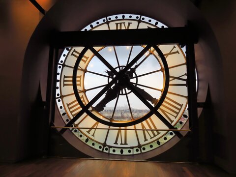 M&eacute;canisme int&eacute;rieur de la grosse et ancienne horloge ext&eacute;rieure du mus&eacute;e d'Orsay, &agrave; Paris - janvier 2018 (France)