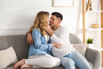 Obraz premium Lovely couple enjoying time together at home
