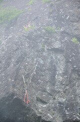 岩壁のクライミングロープ

