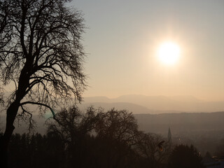 Fototapeta na wymiar Sonne über herbstlichem Salach mit Nebel