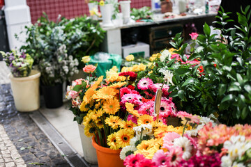 Fototapeta na wymiar Gerberas and other flowers on a market 