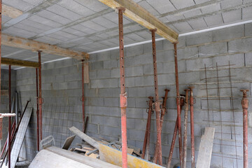 Intérieur d'un chantier de construction d'une maison avec des étais en acier