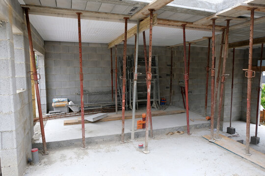 Int&eacute;rieur d'un chantier de construction d'une maison avec des &eacute;tais en acier
