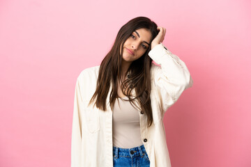 Naklejka premium Young caucasian woman isolated on pink background with an expression of frustration and not understanding