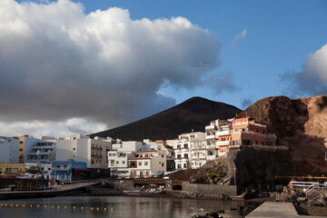 vista desde el muelle del pueblo de la restinga, en el mar de las calmas