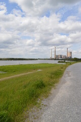 Stillgelegtes Steinkohle-Kraftwerk Voerde am Niederrhein bei Dinslaken am Zufluss der Emscher und...