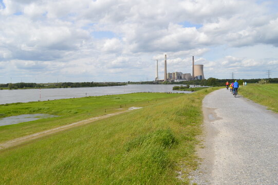 Stillgelegtes Steinkohle-Kraftwerk Voerde am Niederrhein bei Dinslaken am Zufluss der Emscher und des Rotbachs in den Rhein (Mai 2021)