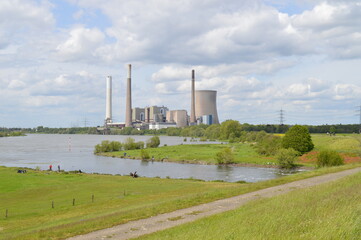 Fototapeta na wymiar Stillgelegtes Steinkohle-Kraftwerk Voerde am Niederrhein bei Dinslaken am Zufluss der Emscher und des Rotbachs in den Rhein (Mai 2021)