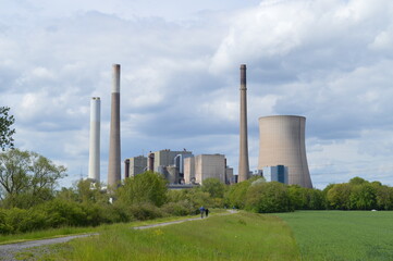 Fototapeta na wymiar Stillgelegtes Steinkohle-Kraftwerk Voerde am Niederrhein bei Dinslaken am Zufluss der Emscher und des Rotbachs in den Rhein (Mai 2021)