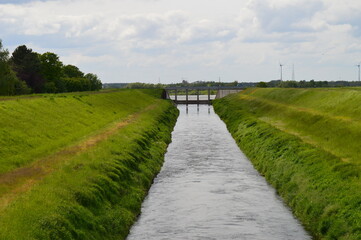 Fototapeta na wymiar Kanalisierte Mündung der Emscher in den Rhein bei Dinslaken vor der Renaturierung (Mai 2021)
