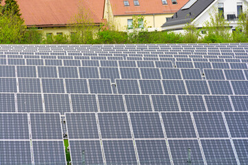Solaranlage am Rande von Wohngebiet